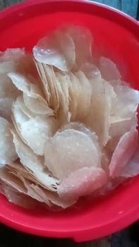 Product Review of TERMURAH 1KG KERIPIK KACA MENTAH BULAT TIPIS LANGSUNG DARI PRODUSEN (PABRIK) KRIPCA / KIRCA / PIKCA / BELEDAG / MAKANAN RINGAN  Snack Cemilan Kripik terbuat dari Singkong from R**i ** 0