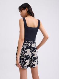 Gambar Love Bonito - Celana Pendek Wanita - High Waist A-line Tailored Shorts in Midnight Blooms Broderie - Black - XS dari Love, Bonito ID Kab. Bekasi 5 Tokopedia