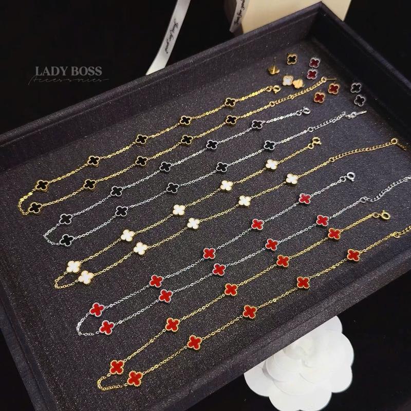  Set 2 Món Bộ Trang Sức 4 Lá Dây Chuyền 10 Charm Và Bông Tai 0.9cm Chất Liệu Titan Không Đen Gỉ Lady Boss Accessories S285 