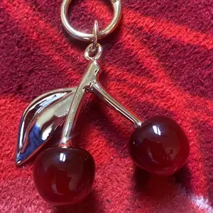 TANTOMI Bag Charm Gantungan Cherry Estetik Imut Desain Lucu Cocok Untuk Berbagai Jenis Tas Tambahkan Sentuhan Menarik Dan Kenyamanan