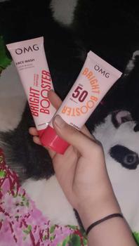 Product Review of OMG Oh My Glow - Bright Booster Glow Kit Paket Perawatan Wajah untuk Kulit Tampak Glowing, Mencerahkan, Tampak Sehat, Menjaga Skin Barrier, Mengandung Niacinamide , Peptide, Vitamin C - Sabun Pembersih Wajah, Moisturizer, Sunscreen from 🐯**🏻 0