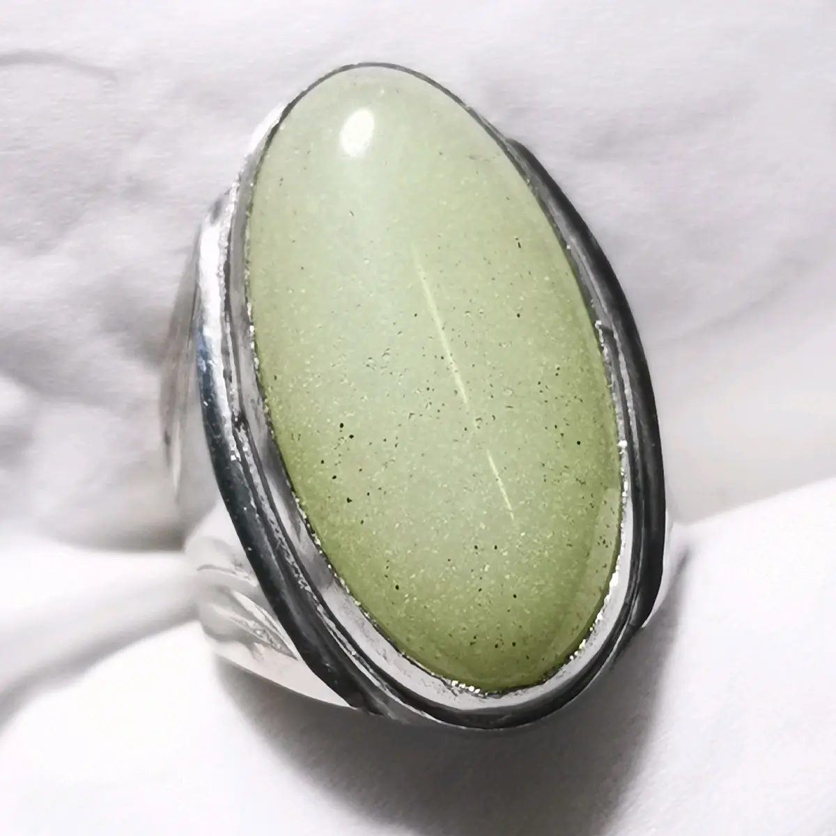 Cincin pria natural pospor menyala dalam gelap