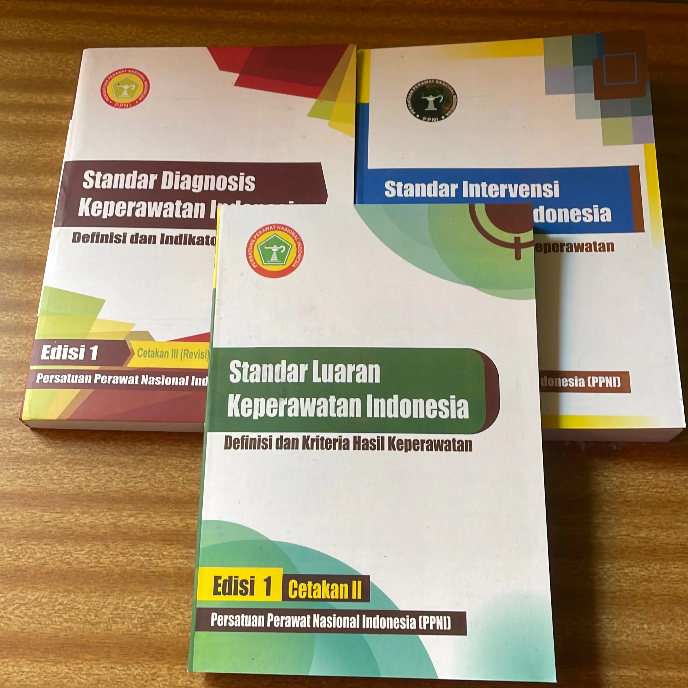 PAKET 3 BUKU SIKI SLKI SIDI - BUKU KEPERAWATAN STANDAR DIAGNOSIS INTERVENSI LUARAN KEPERAWATAN INDONESIA - PPNI