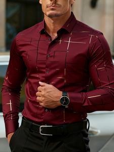 Camisa para hombre con relieve de color vino, diseño casual ajustado, patrón liso, apta para todas las estaciones, ropa elegante para hombre