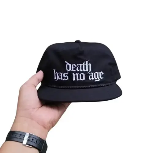 Topi Hitam dengan Tulisan "death has no age" - Desain Unik dan Trendy untuk Gaya Anda