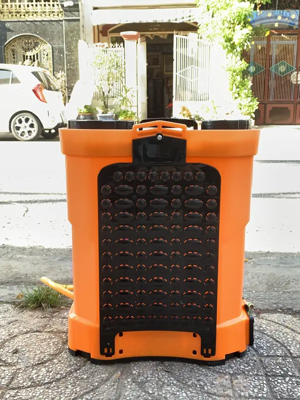 Bình xịt thuốc BOSS 16 lít 1 bơm gọn nhẹ vỏ bình cứng cáp trọng lượng 4.5Kg thời gian sử dụng 5-7 tiếng 2