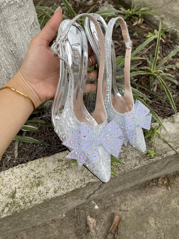  Giày Cao Gót bít mũi hở gót vân nhũ  đính nơ cánh tiên  thân phối meka mềm  2 màu đen - ánh bạc  gót cao 7 - 9cm . Form chuẩn đi đúng size 