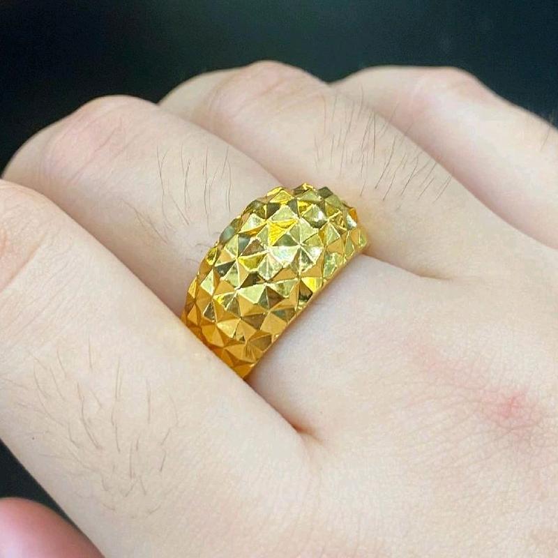  Nhẫn mo mặt chạm kim cương màu vàng 24.k  bằng  đồng vàng    