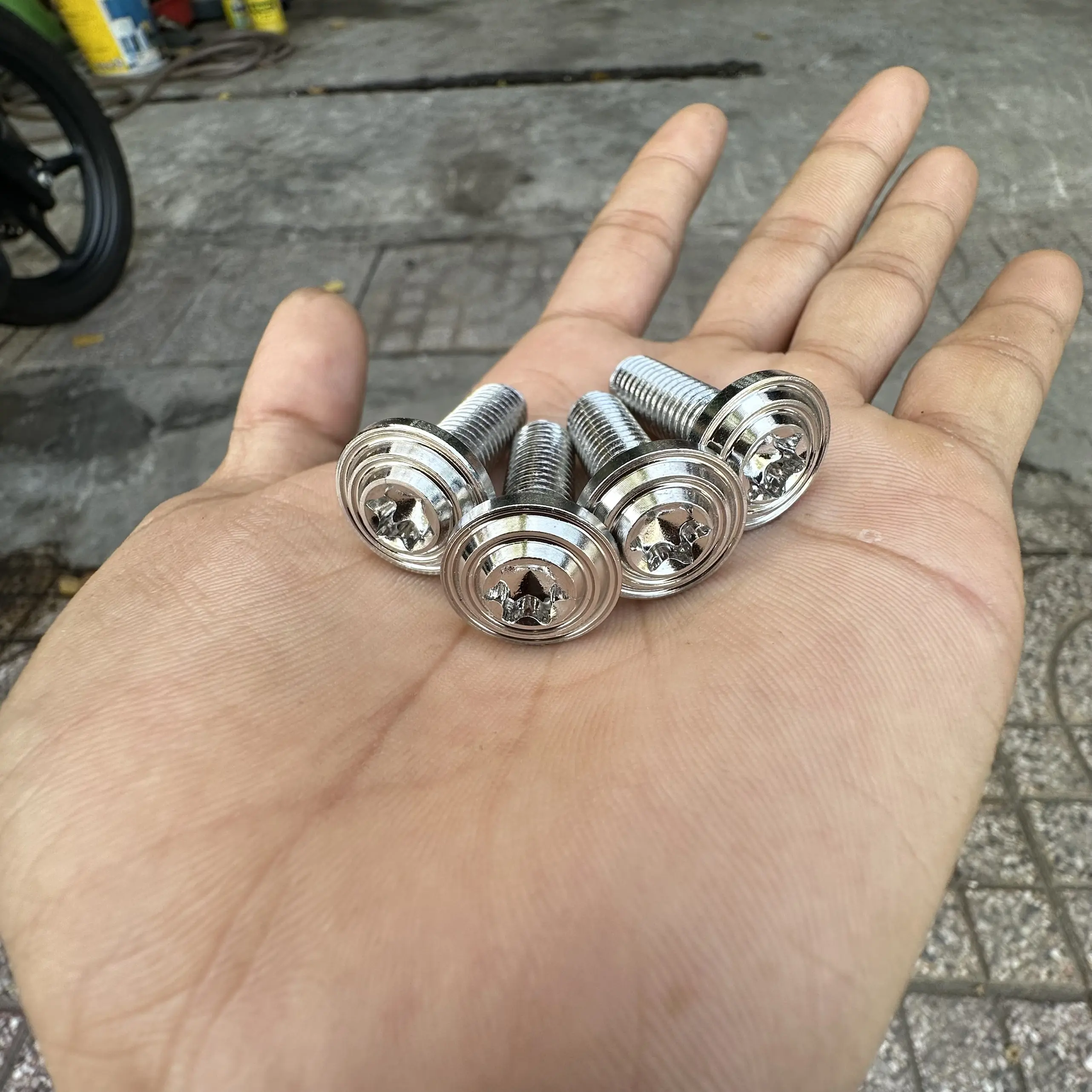 Ốc Đĩa Salaya Mẫu THÁI, SAO NHỌN Có Gờ Và Không Gờ 8li25 Gắn Được Nhiều Loại Xe (Giá 1 Con)