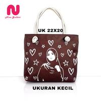 Gambar NISA GALLERI Tote Bag Wanita Hijab Emilia Kekinian Tote Bag Mini Motif Terbaru - Emilia Kecil H dari NISA GALLERI_NEW Kab. Tasikmalaya 3 Tokopedia