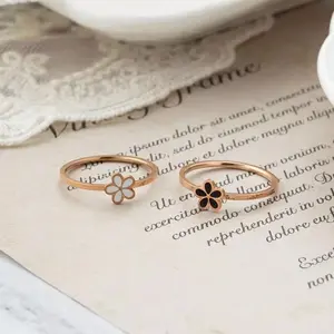 Cincin hitam-putih yang sedang tren Cincin pasangan Cincin Daisy Bergaya Minimalis Terinspirasi Hutan Cincin baja titanium yang tahan lembap dan tidak luntur warnanya Cincin yang serasi dan modis hadiah liburan Jari telunjuk gaya serbaguna