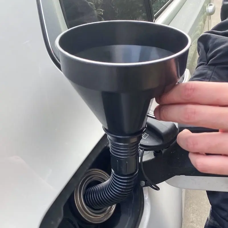 Corong Minyak Bensin Wide Funnel 13.5cm dengan Selang 1