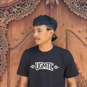 UGMTC Kaos Pria Hitam dengan Desain Logo Putih Trendy dan Nyaman untuk Sehari-hari