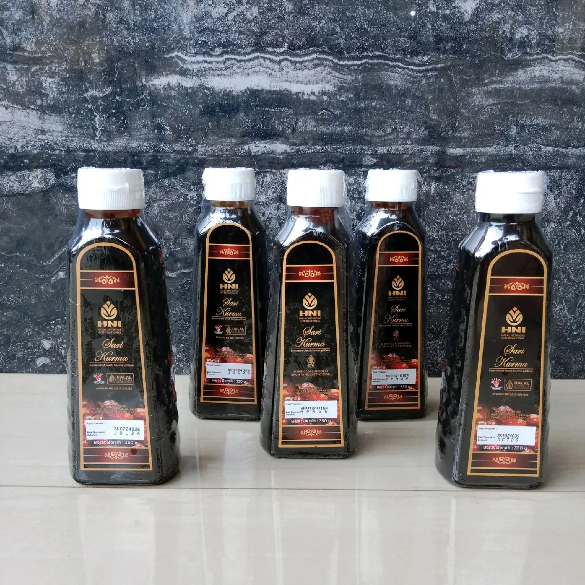 SARI KURMA  ** KEGUNAAN **  Digunakan secara tradisional untuk kesehatan badan.   ** KOMPOSISI ** Sari kurma 100%