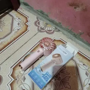 (COD)Bravhom Kipas Angin Mini Portable 3IN1 Aromaterapi 3 Kecepatan Lampu Warna Warni Phone Holder FN16