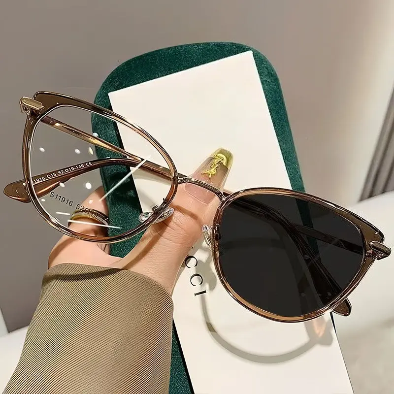 Kacamata Retro Cat-Eye Photochromic Terbaru 2026, Kacamata Polos Ultraringan untuk Wanita, Sempurna untuk Tampilan Alami