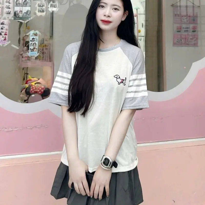 Set bộ áo thun cổ tròn cún con Thomr Chân váy xếp ly màu xám cho Nữ Top Dress Women Kem Nhung Tre
