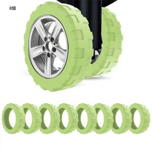 シリコン製スーツケースホイール保護カバー、騒音低減と傷防止のカバー。ユニバーサルホイールに対応、耐久性が高く柔軟な保護カバーで床の損傷を防ぎます。旅行に欠かせないアクセサリーです。