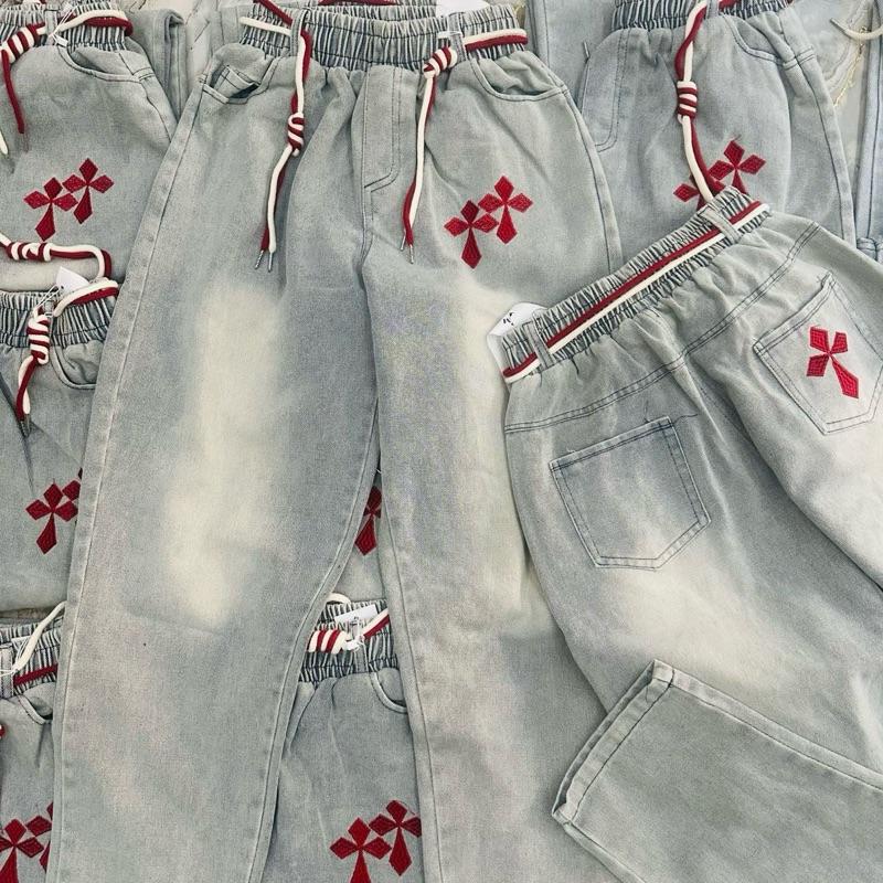  Quần Jean thêu chữ Thập fom fom dáng baggi 