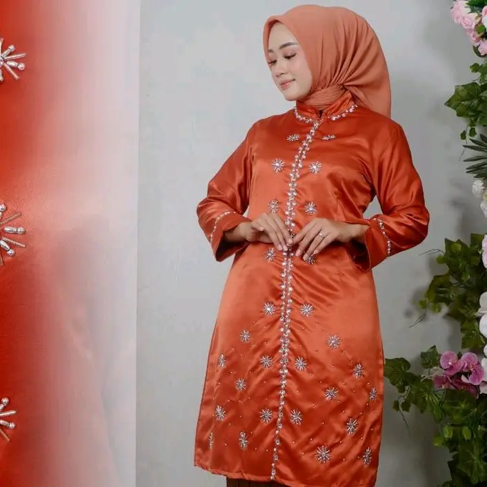 ILA ATASAN Terbaru tunik kalisma | tunik melayu | tunik bridal | tunik payet | tunik melayu payet | tunik mutiara | tunik kekinian | tunik kondangan | tunik ibu hajat | tunik jumbo | tunik mewah | kebaya tunik ibu hajat | kebaya melayu Wanita Panjang 1