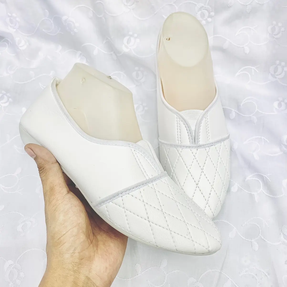 Sepatu haji / umroh wanita ibu warna putih . Menjual perlengkapan haji dan umroh Bisa buat ngajar juga menjual perlengkapan haji dan umroh