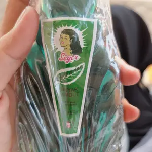 Seger Minyak Rambut Urang Aring (Buy 1 Get 1) | Perawatan rambut | Hair oil | Haircare Menyuburkan & menumbuhkan rambut, menghitamkan secara alami, menghilangkan ketombe, menenangkan kulit kepala, serta mencegah rambut kering, rontok & kusam