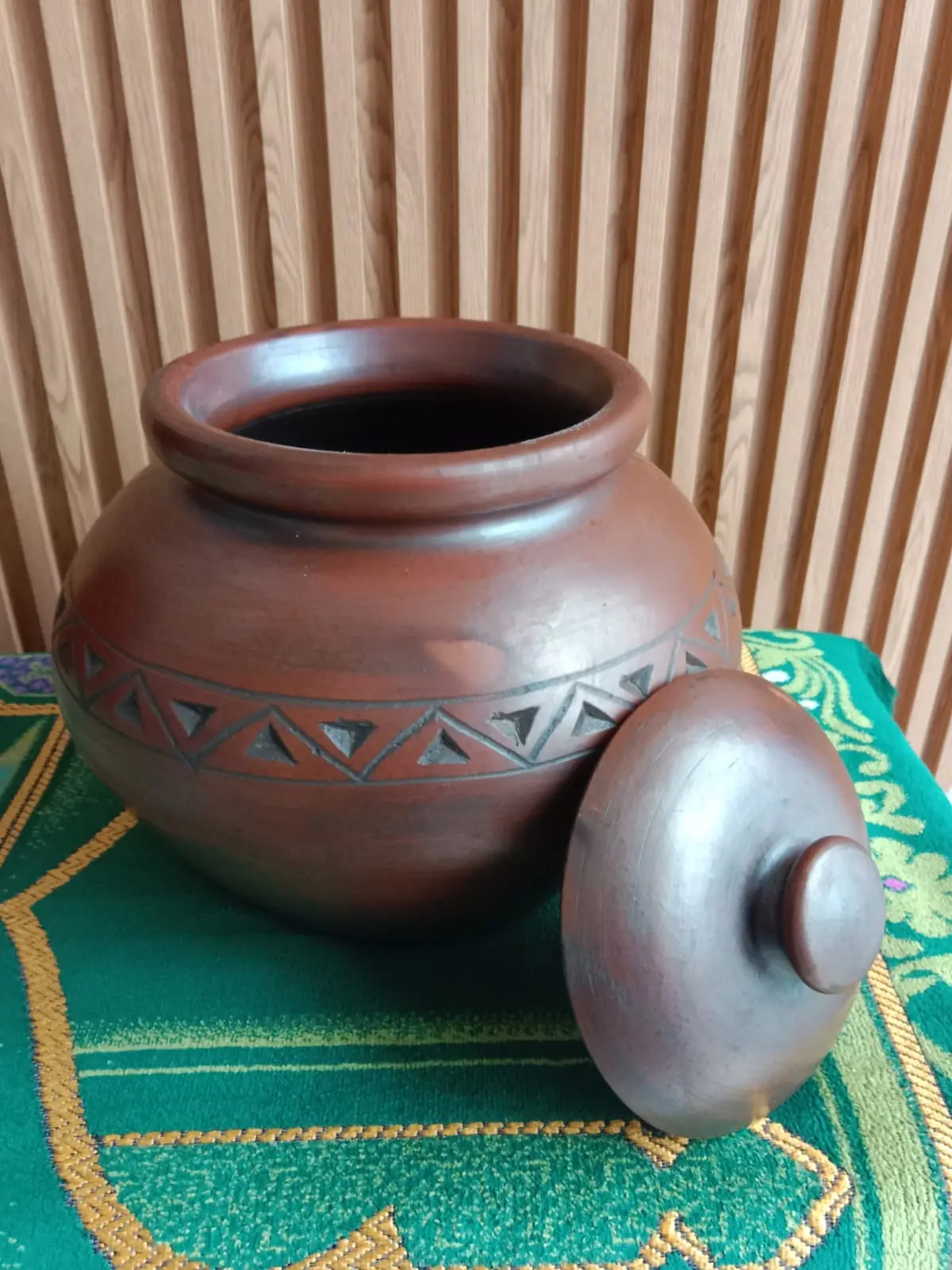 gentong beras grabah kendil beras tempat beras tanah liat 13 kg Free Packing Kayu