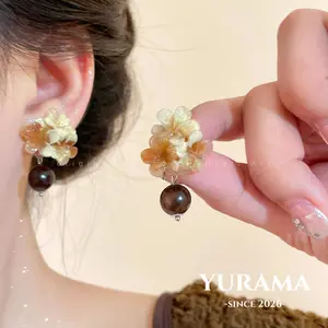 [Yurama] Anting anting gaya Tiongkok klasik vintage gaya Hongkong bahan kayu alami bunga dengan gradasi warna B166