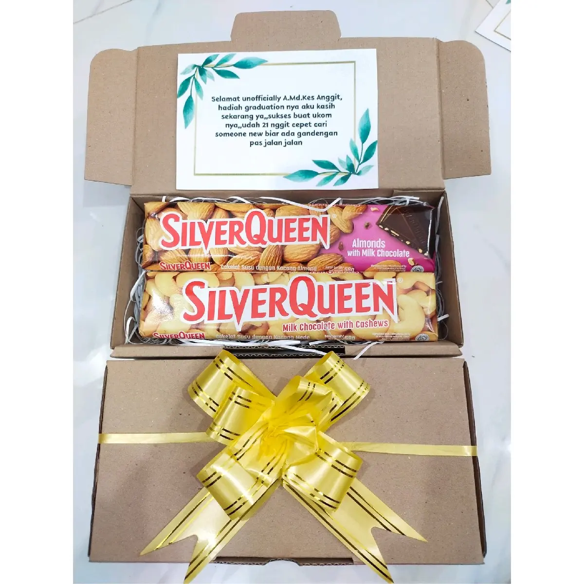 Coklat cokelat chocolate Silverqueen / silver queen gift box hampers hadiah kado ulang tahun birthday anniversary valentine natal wisuda hari ibu hari guru rasa almond dan cashew mede