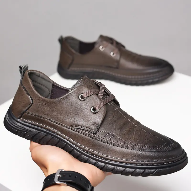 Sepatu pria santai berkulit dengan tali pengikat, berwarna hitam, cocok untuk kerja.