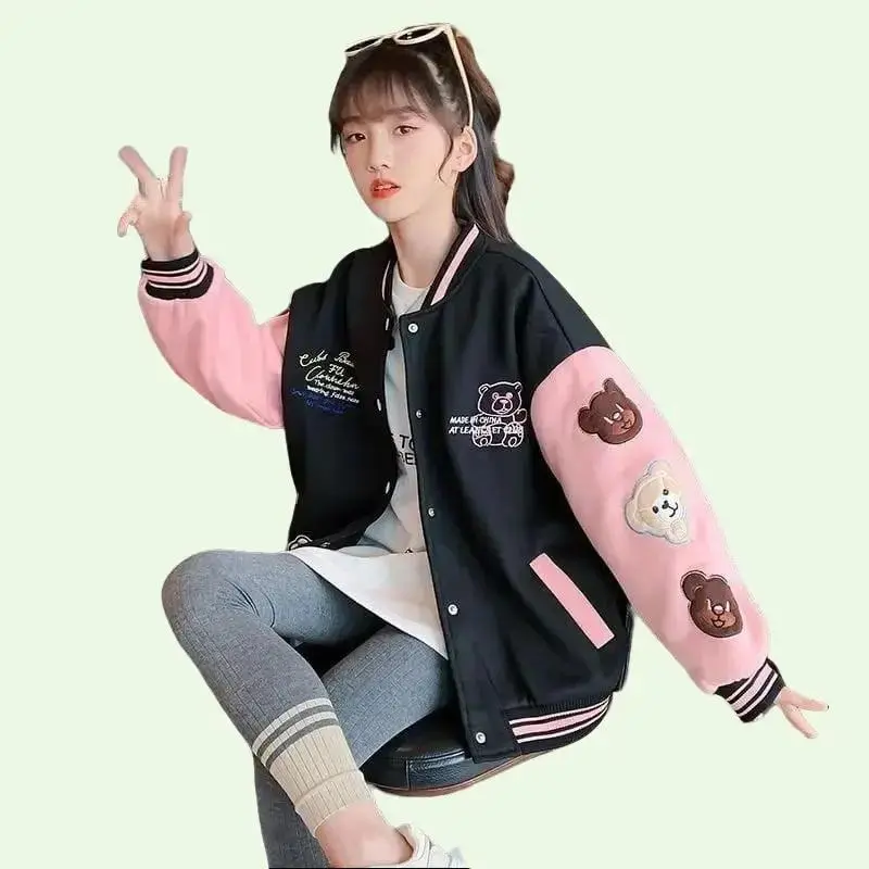 Jaket Baseball Anak Perempuan Terbaru 2026 Bear Tiny Jaket Baseball Varsity Anak Cewek Tanggung Keren Bahan Fleece Model Trendy dan Elegan Fashionable Simple Casual Kekinian