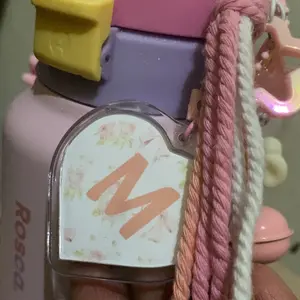 ￼Gantungan Huruf Alphabet Bag Charm Keychain Abjad Akrilik Bag Charm Keychain Mac rame