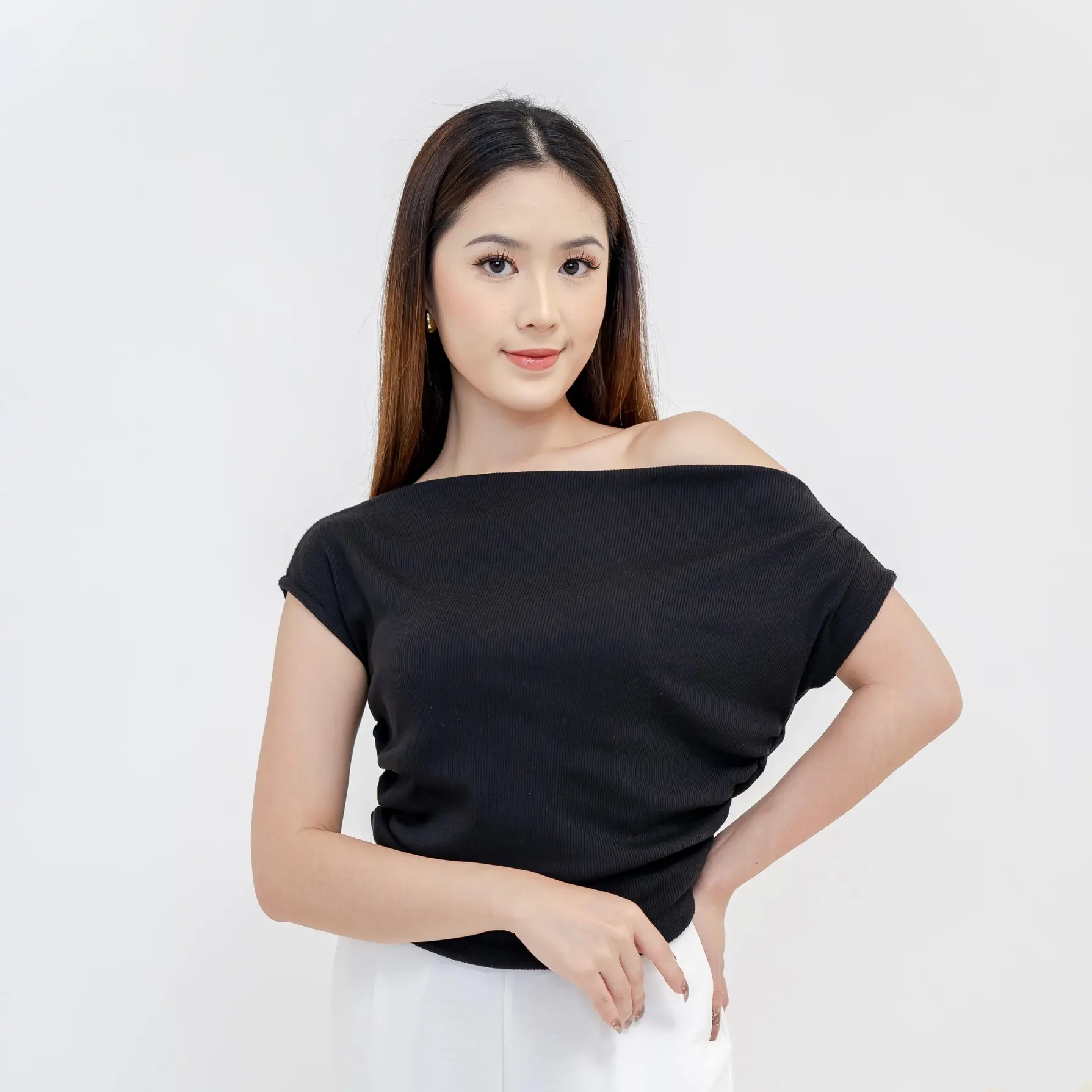 Georgios Women | Cia One Shoulder Top | Baju Atasan Wanita Kekinian Polos Cewek Casual Crop Pendek Panjang Oversize Dewasa Oblong Simple Kaos Basic Tee Katun Hitam Pakaian Rip