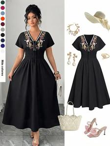 Vestido floral de mujer talla grande con manga corta, escote en V con lazo, cintura elástica y bordado elegante, ideal para vacaciones de verano