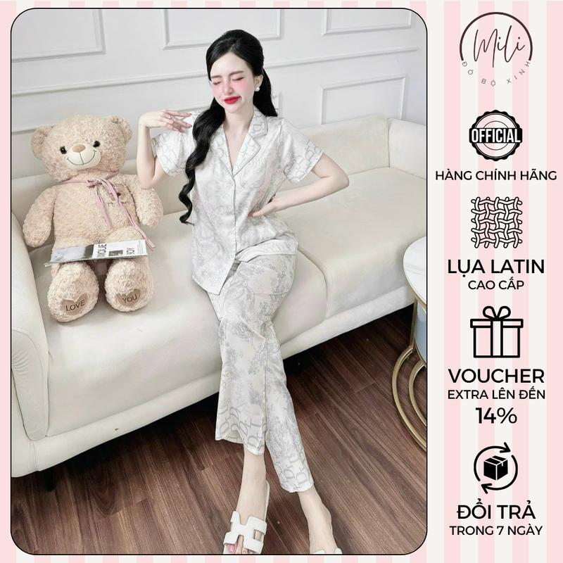 Đồ Bộ Pijama Nữ MiLi – Lụa Latin Cao Cấp, Áo Tay Ngắn Cổ Vuông Nhọn, Quần Dài Có Túi, Họa Tiết Hoa Lá Loang Rừng, Đồ Ngủ Xinh