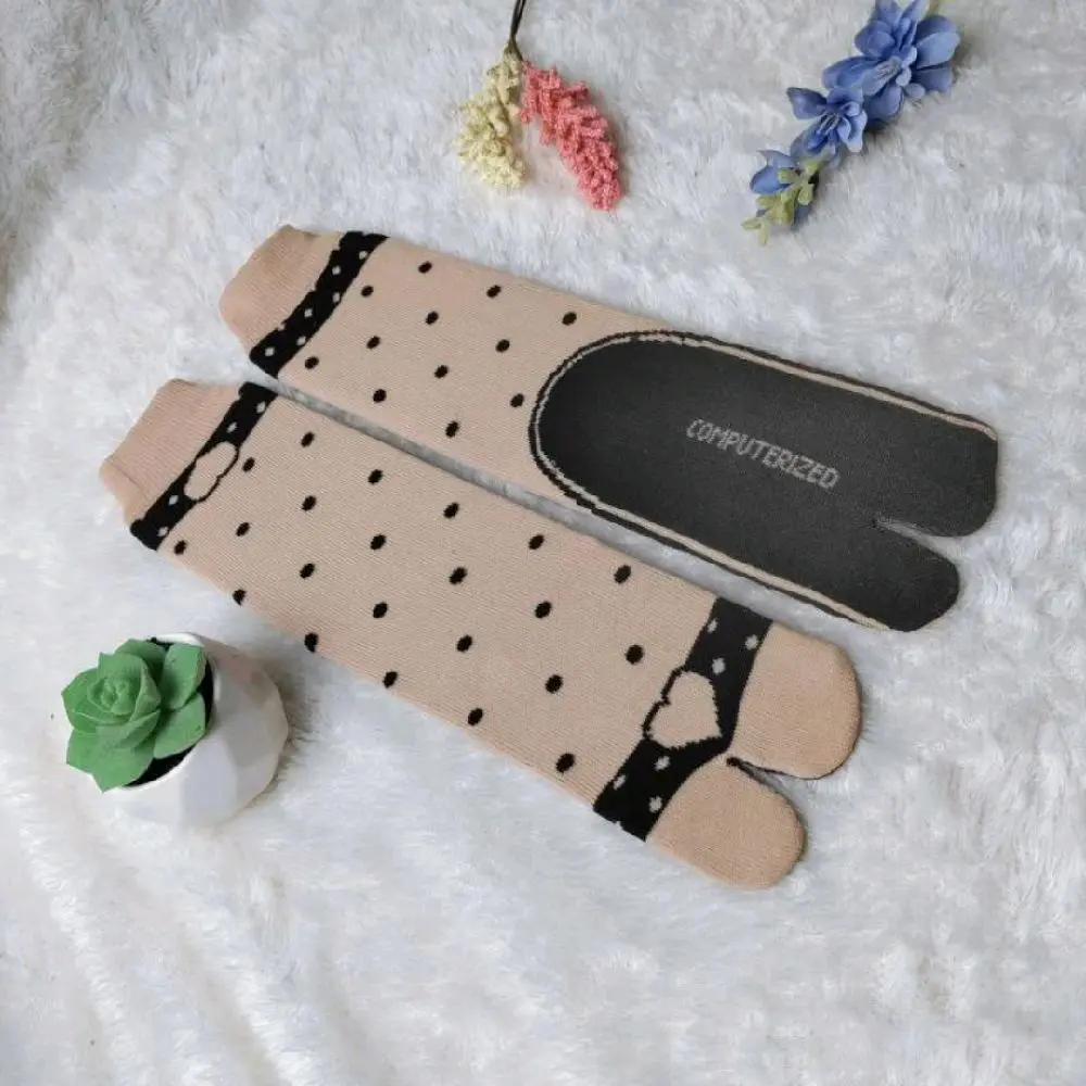 Kaus Kaki Jempol Telapak Hitam Motif Polkadot Love Muslim