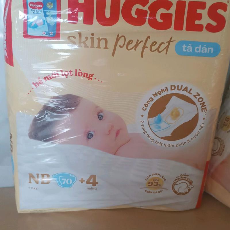  Tã dán lọt lòng Huggies Skin Perfect   NeWborn  dưới 4 kg  NB 70+4 tổng 74 miêng   