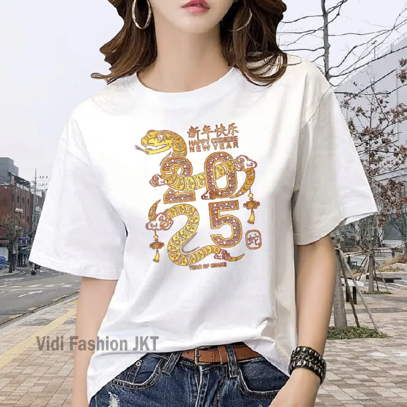 KAOS IMLEK SHIO ULAR 2025 / BELI 3 GRATIS HEADSET EXTRA BAS / KAOS GONG XI FA CAI 2025 SHIO ULAR / KAOS WANITA / KAOS PRIA / KAOS DISTRO / KAOS WANITA KEKINIAN / KAOS OBLONG / BLUS / T-SHIRT / KAOS WANITA DEWASA / KAOS KATUN COMBED BAHAN ADEM BAHAN TEBAL 2