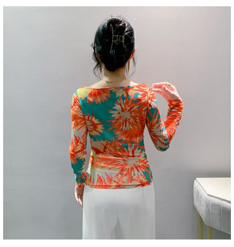 Product Introduction of DL 2025 Early Autumn Long Sleeve Printed T-shirt New Slim Fit Style Regular Pullover V-neck Top Europe and America 18