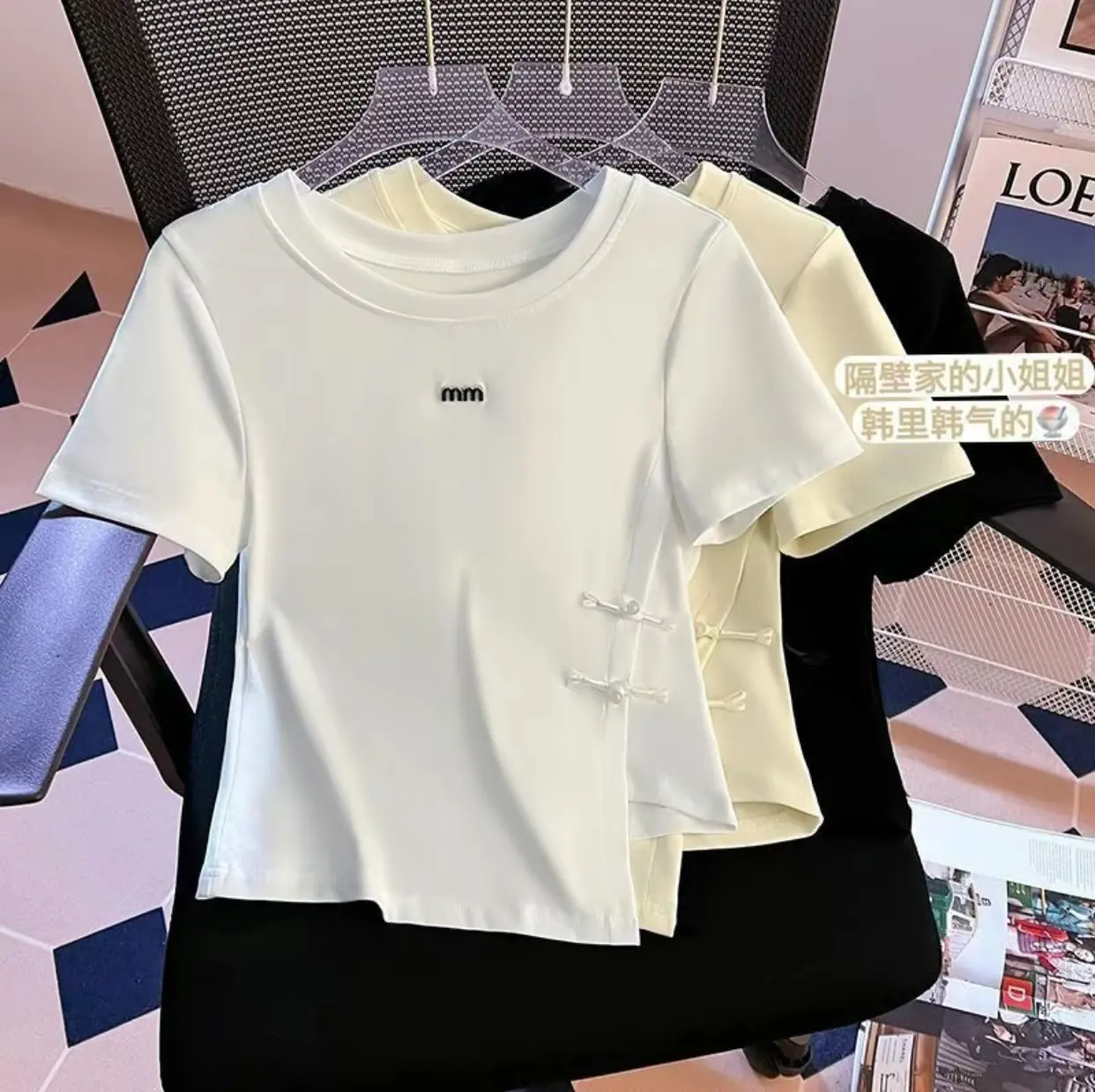 Áo Thun Nữ Phong Cách Trung Mới Chất Liệu Thun Gân Hỗn Hộp Thiết Kế Xẻ Tà Nút Khuy Cực Yêu Size 40-62kg | BigBuy360 - bigbuy360.vn Áo Thun Nữ Phong Cách Trung Mới Chất Liệu Thun Gân Hỗn Hộp Thiết Kế Xẻ Tà Nút Khuy Cực Yêu Size 40-62kg | BigBuy360 - bigbuy360.vn