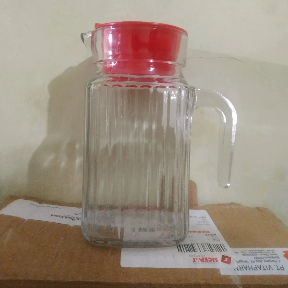 tempat/wadah air/jug kaca tutup merah kecil Plastik