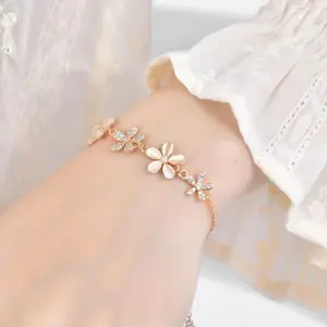 Gelang Korea yang dapat disesuaikan  baja titanium berlian merah muda buatan yang tidak pudar Perempuan Bunga
