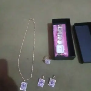 Set Jam Tangan & Perhiasan Wanita 5 Buah - Jam Tangan Kuarsa Persegi Dengan Gelang/Kalung Kerah/Anting-anting/Cincin Yang Serasi, Rantai Paduan Logam Berwarna-warni, Bahan Stainless Steel Tahan Goncangan