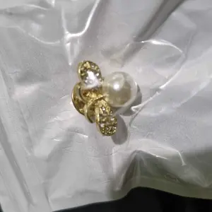 【lingerly】Bee Pearl Buckle Anti-exposed Brooch High-end Women Scarf Buckle Pin Pakaian Tetap