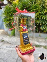 Gambar BONKA - Patung Plakat Trophy Wisuda Box Mika Warna Gold Hadiah Kelulusan Costum Free Request Nama Wisudawan Logo Sekolah Kalung Wisuda Graduation Gift Hijau - Cowo dari Bonekahandmadesukasuka Kab. Sukoharjo 5 Tokopedia