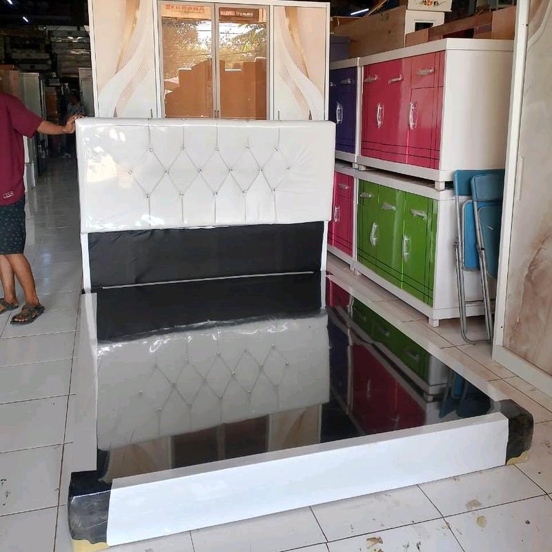 divan full jok uk 160x200 atau no 2 . ada kakinya nanti dipasangin 1