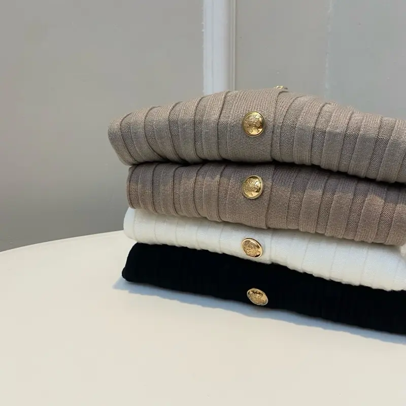 Knitwear Wanita Halus Gold Buttons 7