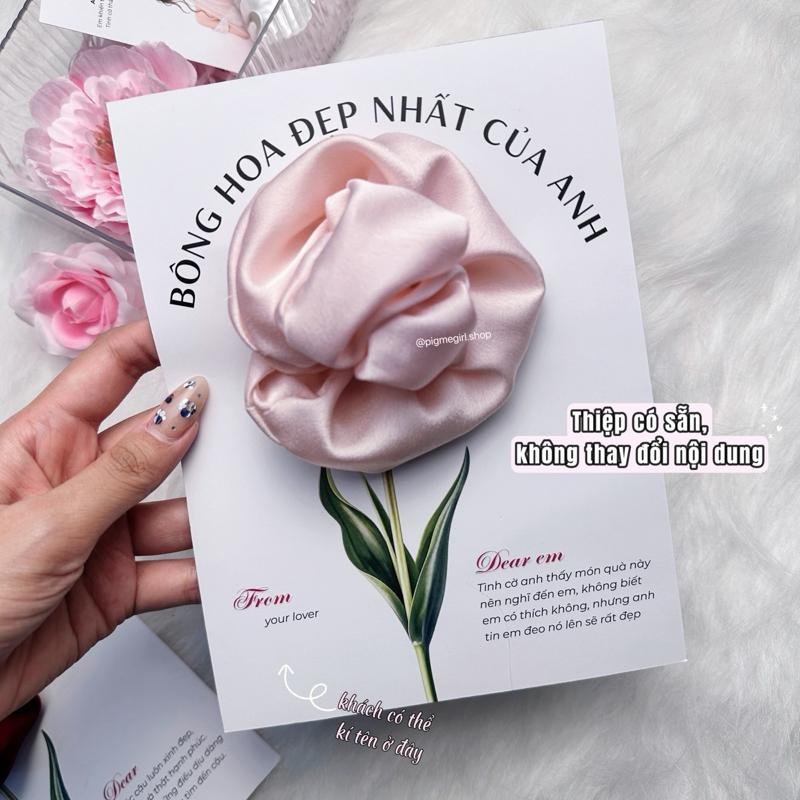 [TẶNG NGƯỜI YÊU] Thiệp Hoa Scrunchie Lụa Tặng Người Yêu Bông Hoa Đẹp Nhất Của Anh Dùng Làm Dây Buộc Tóc Có Chỗ Tự Viết Lời Nhắn 4 Màu Hồng Trắng Đỏ Xanh Dương Quà Tặng Bạn Gái Vợ Yêu 20/10 Sinh Nhật Kỷ Niệm Ngày Yêu PigMeGirl