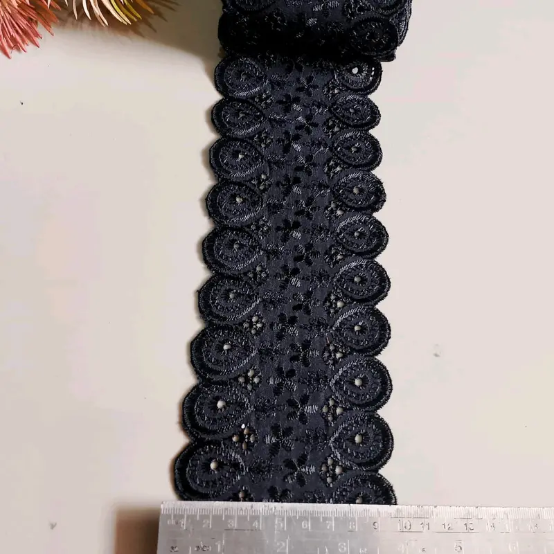 Renda katun/motif tengah/warna hitam/lebar 10cm/harga per 1yard–15yard( 90cm–13,5meter) Rp.7,000–90,000.   Aksesoris Elegan Hijab 1