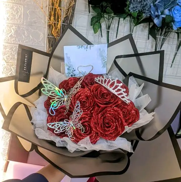 (PO 3 hari) Buket Bunga Satin 10 tangkai dengan Mahkota dan Kupu-kupu 1